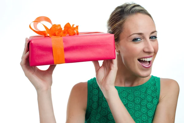 Ragazza felice in possesso di regalo — Foto Stock