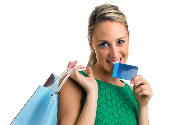 Mulher sorridente feliz com sacos de compras e cartão de crédito — Fotografia de Stock