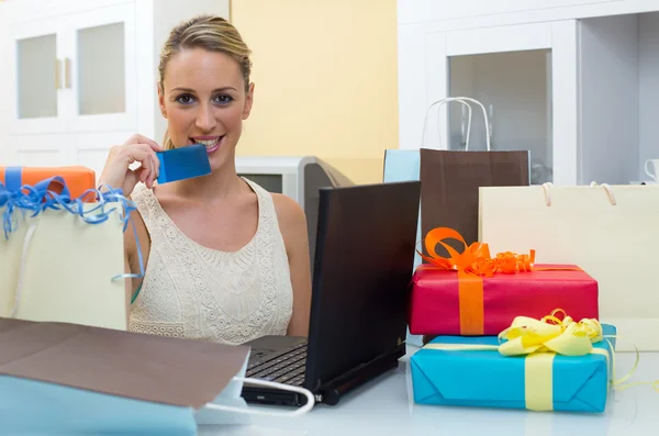 Счастливая улыбающаяся женщина делает покупки онлайн дома — стоковое фото
