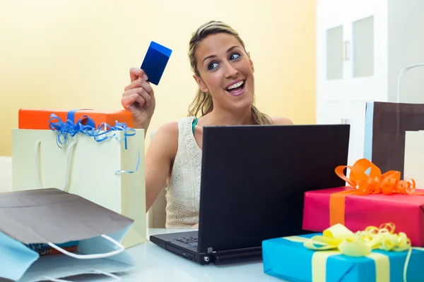 Kvinna handla online med laptop ser ditt kreditkort — Stockfoto