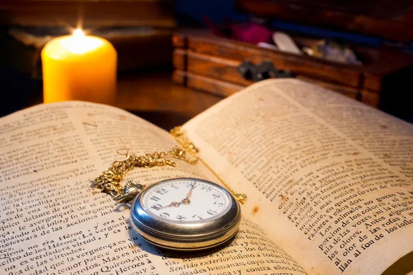 El libro antiguo y el viejo reloj de bolsillo —  Fotos de Stock