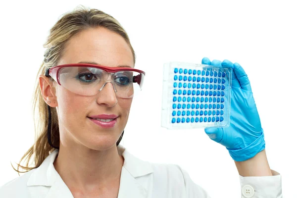 Young woman looking a microplate — Stock Photo, Image