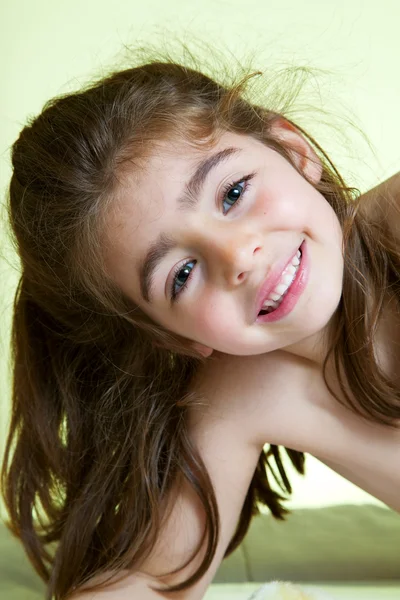 Retrato de una linda niña — Foto de Stock