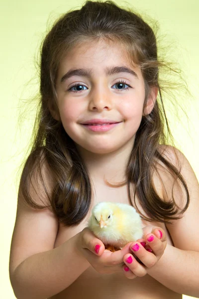 Niña y polluelo amarillo —  Fotos de Stock