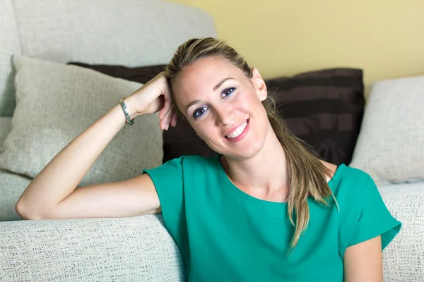 Thoughtful young woman smiling with hand in head — Stock Photo, Image