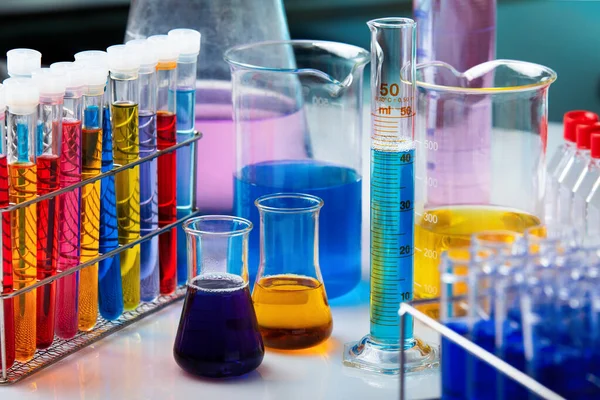 Deney geliştirme laboratuarında test tüpleriyle birlikte çalışma tezgahı. Cam eşyalar ve ölçümlerle kimya laboratuvarında çalışma masası.