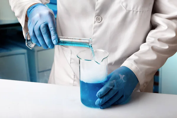 Pesquisador Laboratório Pesquisa Trabalhando Para Desenvolvimento Experimentos Com Líquidos Cientista — Fotografia de Stock