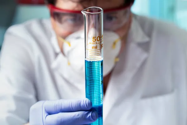 Cientista Trabalhando Whit Tubo Teste Graduado Cilindro Analisando Fluidos Laboratório — Fotografia de Stock