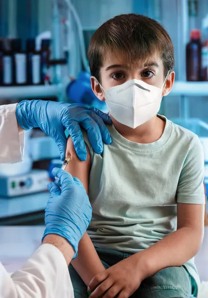 Läkare Som Vaccinerar Barn Barnkliniken Barnmask Som Vaccineras Barnläkare Som — Stockfoto