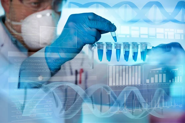 Tudósok Pcr Csövet Tartanak Virtuális Képernyőn Adattudománnyal Géntechnológiai Laborban Biológiai — Stock Fotó