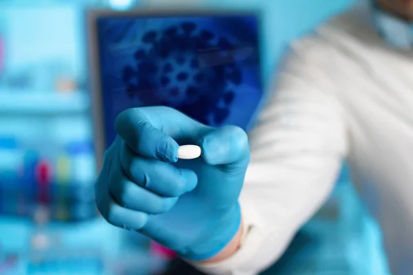 Coronavirus Illüstrasyonunun Önünde Covid Karşı Antiviral Ilaç Kullanan Bir Araştırmacı — Stok fotoğraf
