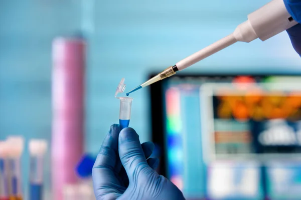 Científico Que Gotea Una Muestra Tubo Ensayo Laboratorio Bioquímico Ingeniero —  Fotos de Stock