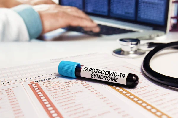 Konsültasyonda çalışan doktor, kan örneğiyle birlikte, post-COVID-19 sendromu için olumlu sonuçlar elde etti. Ayrıca ısrarcı covid-19 veya SARS-CoV-2 semptomları olarak da bilinir.
