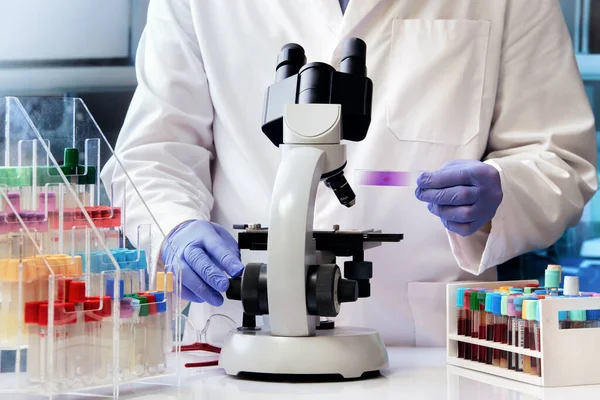 Doctor Investigador Que Trabaja Con Muestras Biológicas Paciente Laboratorio Hematología — Foto de Stock