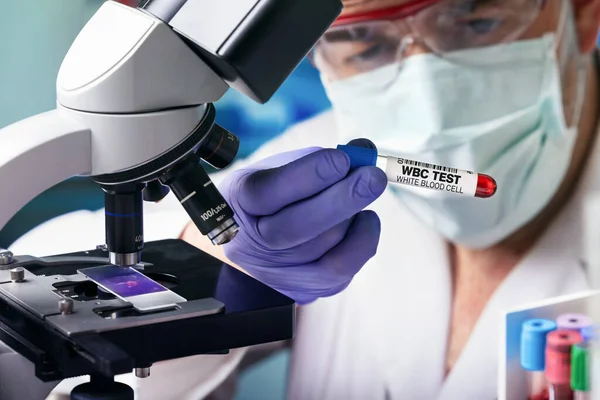 Próbka Krwi Pacjenta Badania Białych Krwinek Laboratorium Mikrobiologicznym Lekarz Rurką — Zdjęcie stockowe