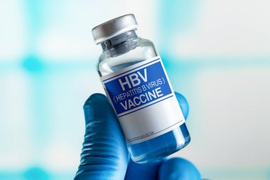 Bebeklerde Hepatit B virüsüne karşı HBV aşısı. Hepatit B virüsüne karşı HBV aşısı şişesi olan bir doktor. Aşı ve sağlık hizmeti kavramı