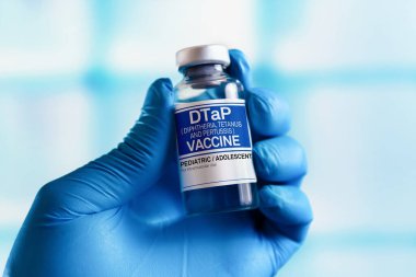 DTaP difteri, tetanos ve çocuk popülasyonunda boğmaca aşısı. DTaP difteri, tetanos ve Pertusis aşısı olan bir doktor. Aşılama kavramı