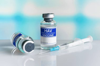 Hepatit A Virüsü 'ne karşı HAV aşısı. Hepatit A virüsüne karşı HAV aşısı olan iki şişe.