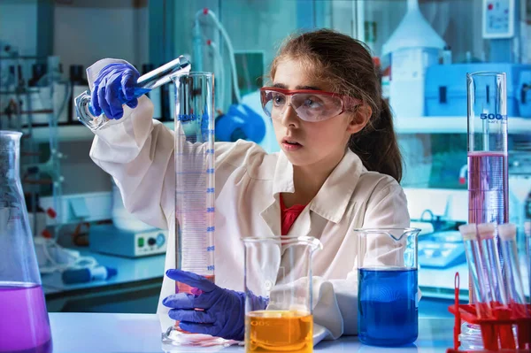 女の子の研究者は 科学化学クラスの試験管で実験で学ぶ 女子学生の研究室で化学材料と色液を混合する科学者 — ストック写真