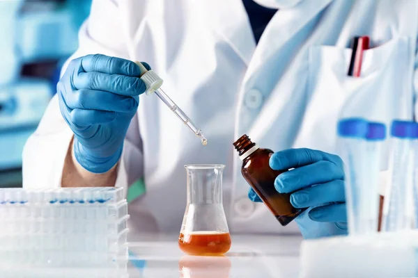 Work Chemist Pipetting Drop Fluid Bottle Products Research Laboratory Scientist — Stock Photo, Image