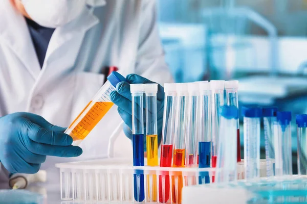 Tıbbi Araştırma Laboratuvarı Nda Test Tüpünü Inceleyen Teknisyen Biyoteknoloji Laboratuvarında — Stok fotoğraf