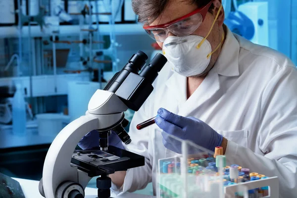 Lekarz Trzymający Rurkę Krwi Pacjenta Analizy Mikroskopowej Laboratorium Mikrobiologicznym Naukowiec — Zdjęcie stockowe