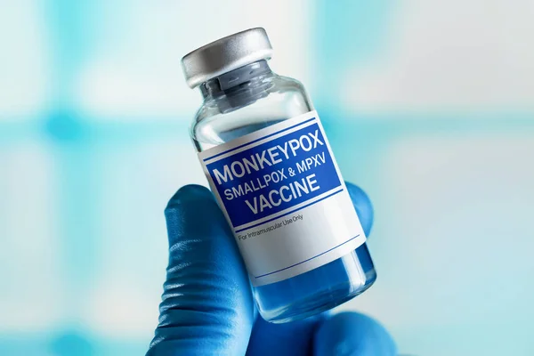 Çiçek ve Maymun Çiçeği aşısı (MPXV) aşısı. Maymun Çiçeği Aşısı (MPXV) aşısı şişesiyle doktor