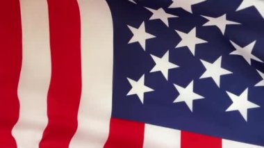 Amerika Birleşik Devletleri bayrağı üzerinde sallanan Americazoom makrosu kumaş bayrağı üzerinde yavaş hareket eden dikey ayrıntı. Makro yavaş çekimde yakınlaştır. Birleşik Devletler bayrağının dikey dikey görüntüsü 1080p Tam HD video