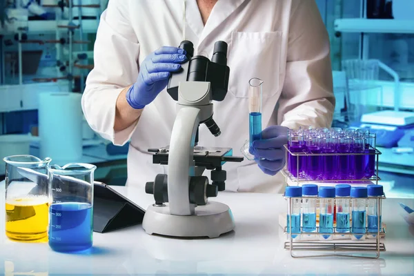 Inżynier Pracujący Nad Mikroskopem Rurką Laboratorium Mikrobiologicznym Badawczym Mikrobiolog Analizujący — Zdjęcie stockowe