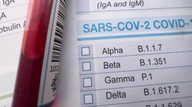 Coronavirus antikor testi için kan örneklerinin analizi için form talep ediyorum. Kovid 19 testinin analizi için tıbbi talep formunda bulunan bir hastadan kan örneği.