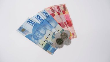 Endonezya rupia 'sının 100 bin, 50 bin, bin ve 500 rupia' lık banknotları beyaz bir arkaplan ile bir araya getirildi..