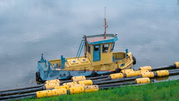 Krajinný Pohled Malý Člun Opírající Břeh Jezera Krásný Výhled Jezero — Stock fotografie