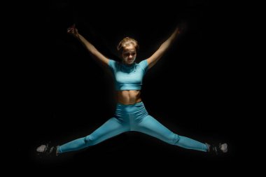 İbnelik eğitimi, yeni bir spor. Spor elbiseli genç bir kadın spor salonunda Alfagravity fitness kayışlarıyla bacak çalıştırıyor. Yüksek kalite fotoğraf