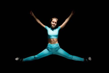 İbnelik eğitimi, yeni bir spor. Spor elbiseli genç bir kadın spor salonunda Alfagravity fitness kayışlarıyla bacak çalıştırıyor. Yüksek kalite fotoğraf