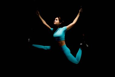 İbnelik eğitimi, yeni bir spor. Spor elbiseli genç bir kadın spor salonunda Alfagravity fitness kayışlarıyla bacak çalıştırıyor. Yüksek kalite fotoğraf