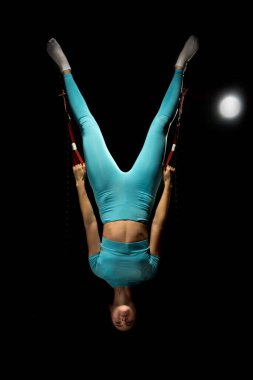 İbnelik eğitimi, yeni bir spor. Spor elbiseli genç bir kadın spor salonunda Alfagravity fitness kayışlarıyla bacak çalıştırıyor. Yüksek kalite fotoğraf