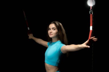 İbnelik eğitimi, yeni bir spor. Spor elbiseli genç bir kadın spor salonunda Alfagravity fitness kayışlarıyla bacak çalıştırıyor. Yüksek kalite fotoğraf