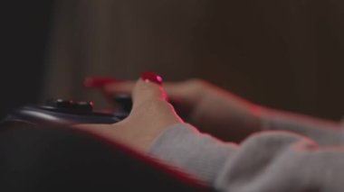Kontrolörü olan bir kız oyuncunun ayrıntıları