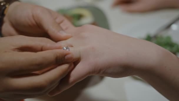 Man föreslår äktenskap med sin flickvän — Stockvideo