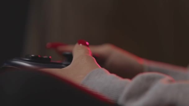 Detalhe de uma menina gamer com controlador — Vídeo de Stock