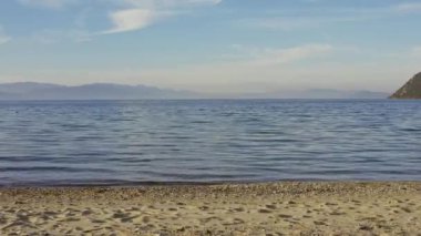 Göl kıyısında alçaktan insansız hava aracı atışı