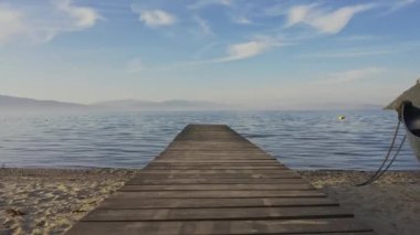 Göl kıyısında alçaktan insansız hava aracı atışı