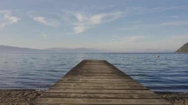 Göl kıyısında alçaktan insansız hava aracı atışı