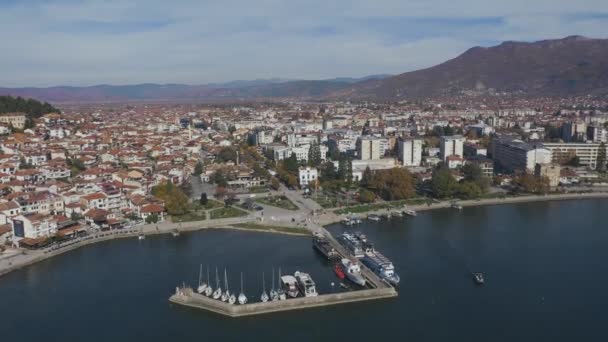 Zdjęcie lotnicze portu miejskiego nad jeziorem — Wideo stockowe