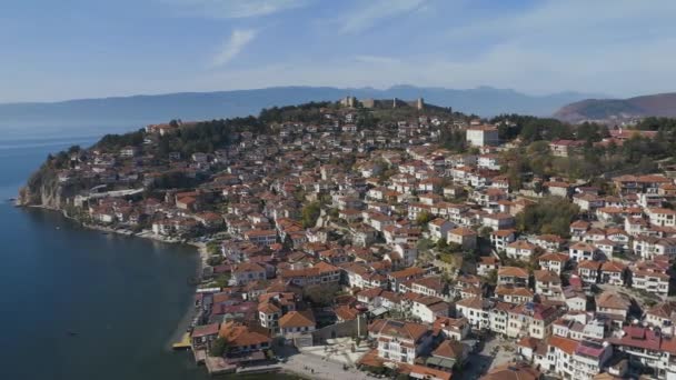 Luftaufnahme eines Stadthafens an einem See — Stockvideo