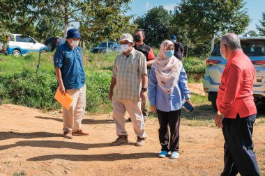 Muadzam Şah, Malezya - 6 Ekim 2021: Durian ve Muadzam Şah 'taki ananas bahçelerinde biyo-güvenlik bölümünden tarım memurlarının ziyareti