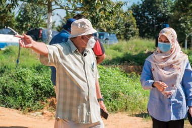 Muadzam Şah, Malezya - 6 Ekim 2021: Durian ve Muadzam Şah 'taki ananas bahçelerinde biyo-güvenlik bölümünden tarım memurlarının ziyareti