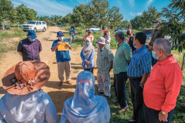 Muadzam Şah, Malezya - 6 Ekim 2021: Durian ve Muadzam Şah 'taki ananas bahçelerinde biyo-güvenlik bölümünden tarım memurlarının ziyareti
