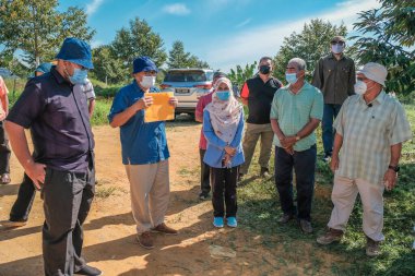 Muadzam Şah, Malezya - 6 Ekim 2021: Durian ve Muadzam Şah 'taki ananas bahçelerinde biyo-güvenlik bölümünden tarım memurlarının ziyareti