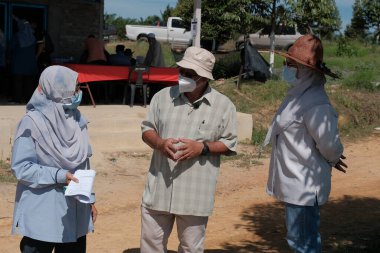 Muadzam Şah, Malezya - 6 Ekim 2021: Durian ve Muadzam Şah 'taki ananas bahçelerinde biyo-güvenlik bölümünden tarım memurlarının ziyareti